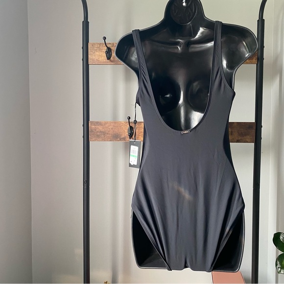 DKNY Women's Standard One Piece Scoop Neck 4 way stretch swimsuit black size 8 - Picture 4 of 6